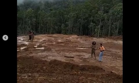 Momen Langka, Suku Togutil Datangi Para Pekerja di Hutan, Langsung Diajak Makan Bersama