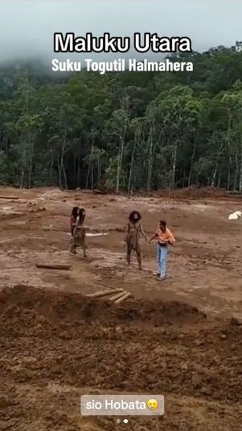 Momen Langka, Suku Togutil Datangi Para Pekerja di Hutan, Langsung Diajak Makan Bersama