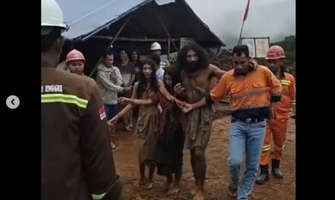 Momen Langka, Suku Togutil Datangi Para Pekerja di Hutan, Langsung Diajak Makan Bersama