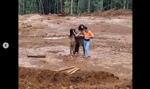 Momen Langka, Suku Togutil Datangi Para Pekerja di Hutan, Langsung Diajak Makan Bersama