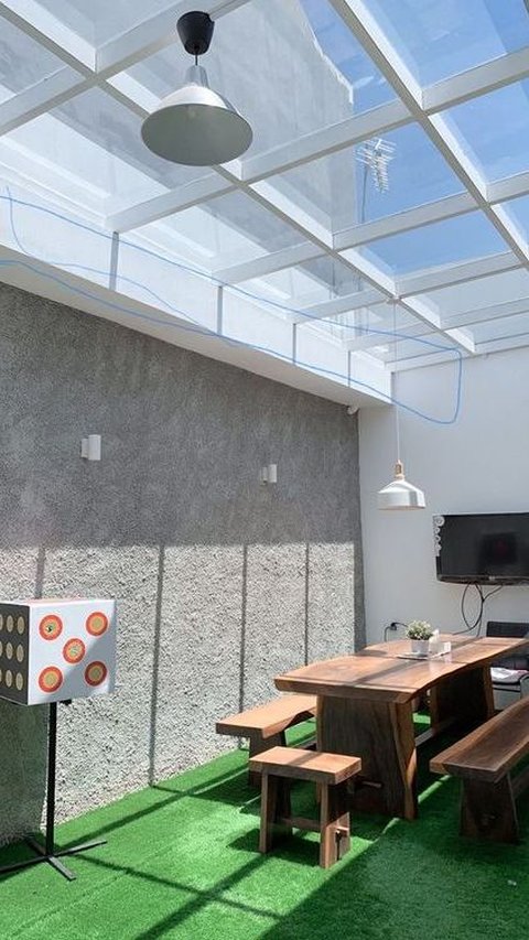 <b>Desain Ruang Makan Semi Outdoor Dengan Atap Transparan</b><br>