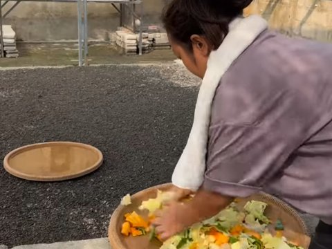 Pakai Celana Pendek dan Kaos Oblong, Begini Gaya Santuy Soimah saat Beri Makan Kura-Kura