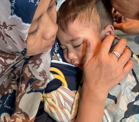 Potret Rayyanza Potong Rambut saat Tidur Digendong Sus Rini, Netizen 'Bangun-bangun Makin Ganteng'