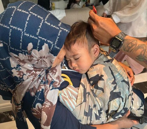 Potret Rayyanza Potong Rambut saat Tidur Digendong Sus Rini, Netizen 'Bangun-bangun Makin Ganteng'