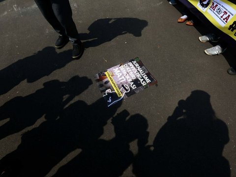 FOTO: Tolak Revisi UU Penyiaran, Organisasi Pers Gabungan Geruduk Gedung Parlemen