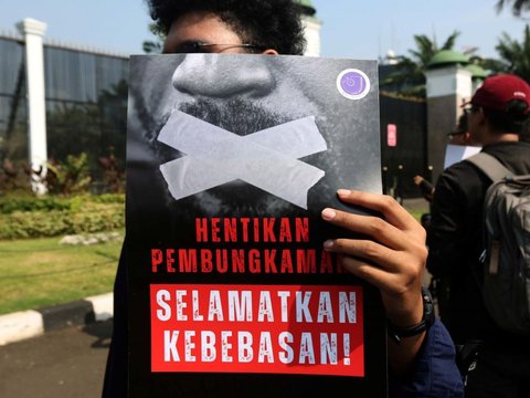 FOTO: Tolak Revisi UU Penyiaran, Organisasi Pers Gabungan Geruduk Gedung Parlemen