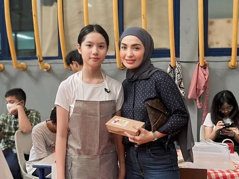 Calon Pebisnis! Potret Cantik Aqila Anak Sambung Zaskia Gotik, Kini Sudah Beranjak Remaja