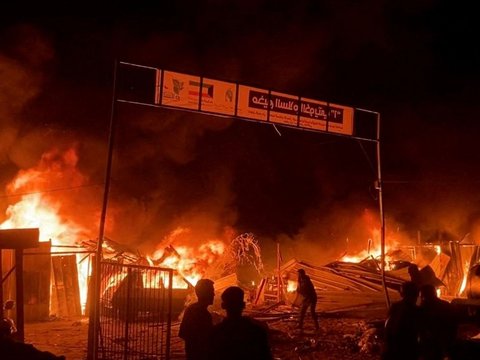 FOTO: Biadab! Israel Bom Tenda-Tenda Warga Sipil di 'Zona Aman' Rafah, Pengungsi Palestina Dibakar Hidup-Hidup Oleh Pasukan Zionis