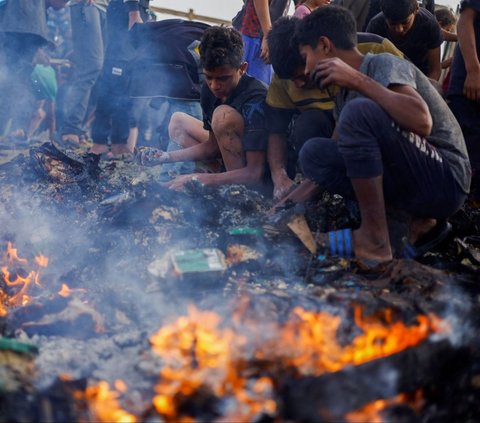 FOTO: Biadab! Israel Bom Tenda-Tenda Warga Sipil di 'Zona Aman' Rafah, Pengungsi Palestina Dibakar Hidup-Hidup Oleh Pasukan Zionis
