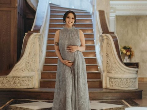 10 Portraits of Clairine Clay Holding a 7-Month Pregnancy Celebration at a Luxury Restaurant