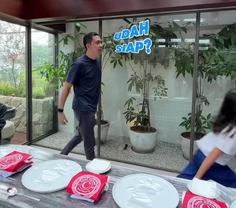 Potret Kesibukan Regi Datau Asuh 3 Anak saat Buat Pizza, Jawaban Ayu Dewi saat Diminta Bantuan Bikin Ngakak