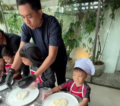 Potret Kesibukan Regi Datau Asuh 3 Anak saat Buat Pizza, Jawaban Ayu Dewi saat Diminta Bantuan Bikin Ngakak