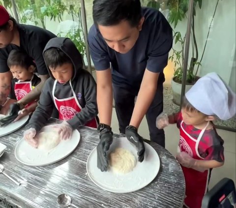 Potret Kesibukan Regi Datau Asuh 3 Anak saat Buat Pizza, Jawaban Ayu Dewi saat Diminta Bantuan Bikin Ngakak