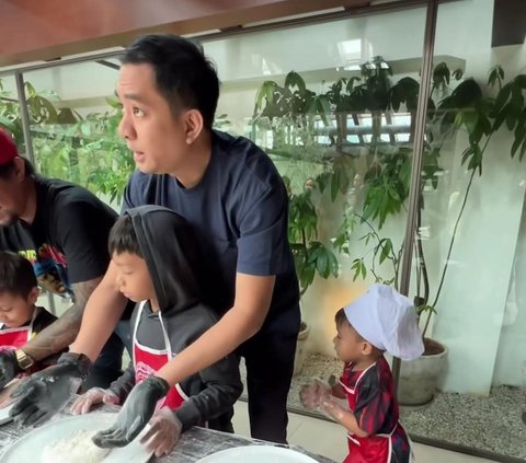 Potret Kesibukan Regi Datau Asuh 3 Anak saat Buat Pizza, Jawaban Ayu Dewi saat Diminta Bantuan Bikin Ngakak