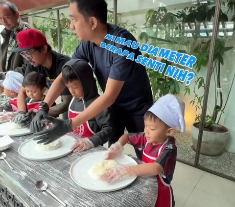 Potret Kesibukan Regi Datau Asuh 3 Anak saat Buat Pizza, Jawaban Ayu Dewi saat Diminta Bantuan Bikin Ngakak