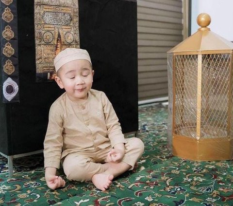 Dijaga Kedua Nenek Cantiknya, Potret Ekspresi Wajah Rayyanza Tak Pernah Gagal Bikin Gemas di Manasik Haji