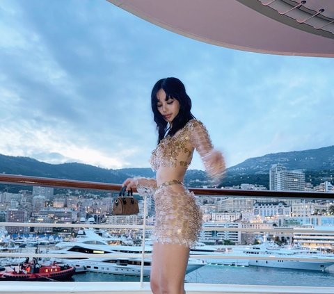 Lisa Blackpink's Glamorous Style at the Formula Grand Prix, Wearing Outfits Made from Bottle Caps