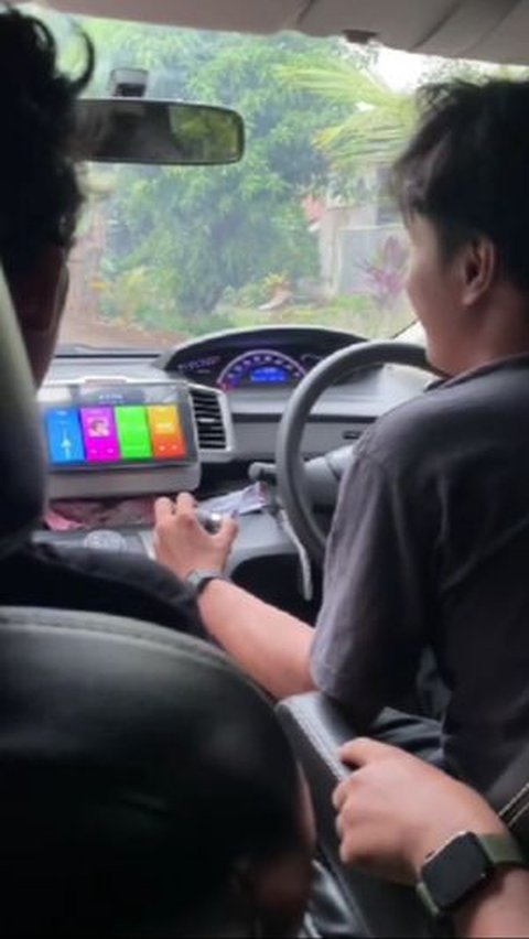 Selain belajar menyetir mobil bersama teman-teman, dia juga diajari cara menyapa bapak-bapak kompleks!