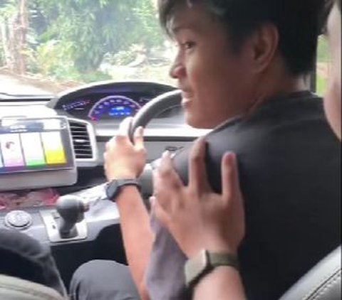 Selain diajari cara menyapa bapak-bapak kompleks, kami juga belajar menyetir mobil bersama kawan-kawan.