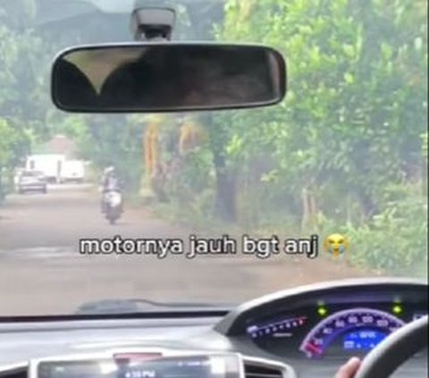 Selain diajari cara menyapa bapak-bapak kompleks, kami juga belajar menyetir mobil bersama kawan-kawan.