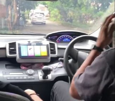 Selain diajari cara menyapa bapak-bapak kompleks, kami juga belajar menyetir mobil bersama kawan-kawan.