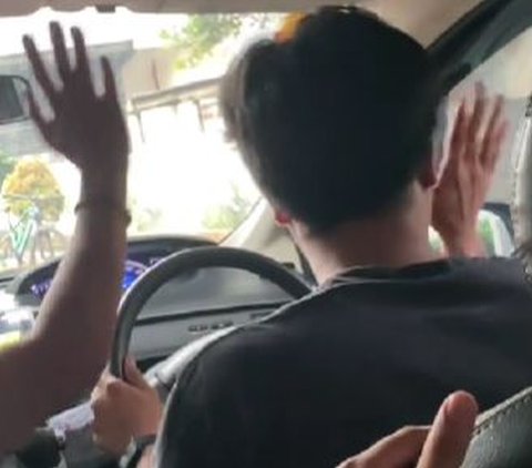 Selain diajari cara menyapa bapak-bapak kompleks, kami juga belajar menyetir mobil bersama kawan-kawan.