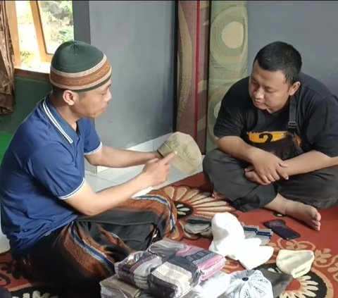 Melihat Produk Kopiah Rajut Cianjur yang Laris Manis Jelang Iduladha, Sampai Dapat Pesanan dari Malaysia