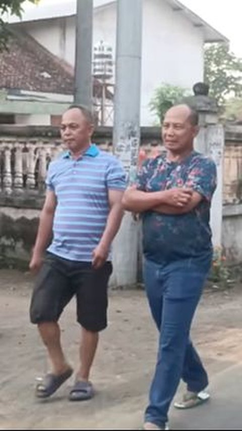 Pakai Kaos dan Sandal Jepit, Jenderal TNI Pulang Kampung Dikawal Polisi Militer Ziarah Kubur Ke Orangtua<br>