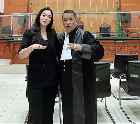 10 Portraits of Dewi Intan Malenka, Beautiful Lawyer who Defends the Murder Case of Vina Cirebon, Hotman Paris Team