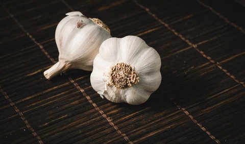 Tak cuma itu, bawang putih juga mengandung zat allicin yang mampu memberikan manfaat bagi kesehatan. Zat ini juga yang menyebabkan aroma menyengat pada bawang putih.<br>