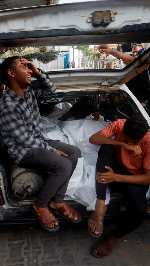 FOTO: Tangis Pilu Warga Gaza Saat Puluhan Orang Tewas Akibat Serangan Israel di Pengungsian Rafah