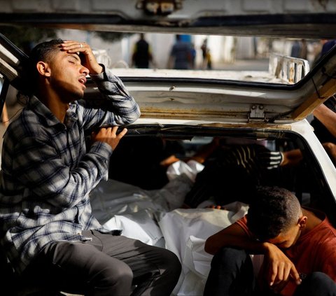 Warga menangis pilu ketika kerabatnya meninggal dunia akibar serangan Israel di sebuah kamp pengungsian di Rafah, Jalur Gaza, pada Senin (27/5/2024). Kementerian Kesehatan di Jalur Gaza mengungkapkan, sebanyak 45 orang, termasuk 23 wanita, anak-anak dan orang tua, tewas dalam serangan brutal Israel di kamp pengungsian warga Palestina di Rafah. Foto: REUTERS/Mohammed Salem