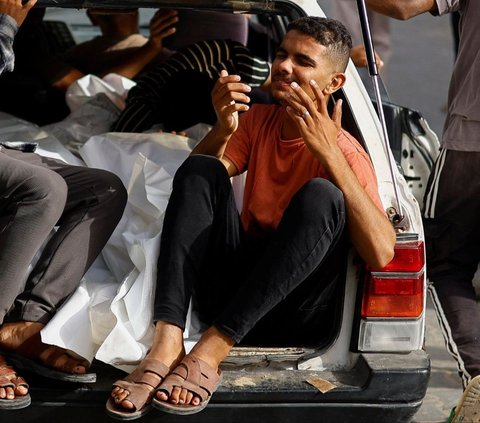 FOTO: Tangis Pilu Warga Gaza Saat Puluhan Orang Tewas Akibat Serangan Israel di Pengungsian Rafah