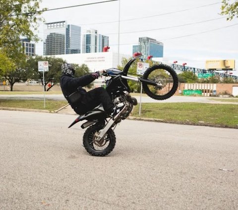 Jika tidak mengerti tentang ini, jangan mencoba melakukan wheelie di jalan raya.