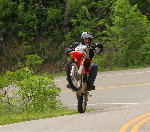 Jika tidak mengerti, sebaiknya tidak mencoba melakukan Wheelie di Jalan Raya.