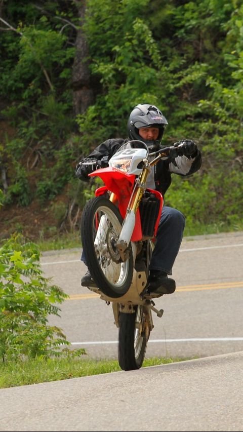 Melakukan Manuver Wheelie di Lokasi yang Aman