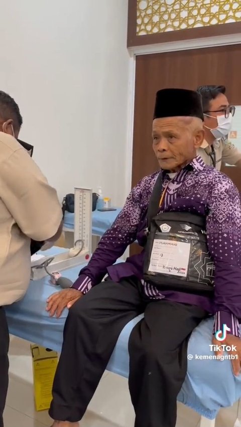 <b>Ikhlas Tak Pernah Pasang Tarif saat Pangkas Rambut, Kisah Kakek Tukang Cukur Naik Haji di Usia 80 Tahun Ini Bikin Haru</b><br>