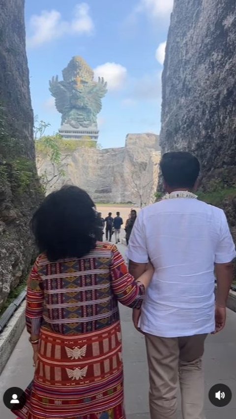 Sambil menikmati reuni, keduanya jalan-jalan dengan selalu bergandengan tangan. 