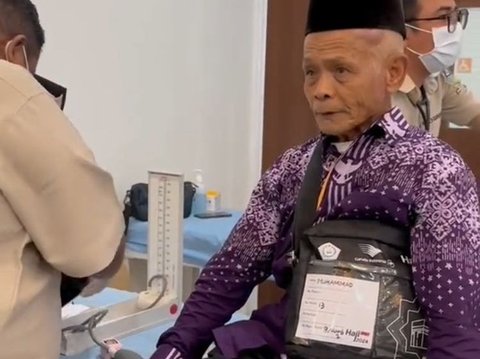 Ikhlas Tak Pernah Pasang Tarif saat Pangkas Rambut, Kisah Kakek Tukang Cukur Naik Haji di Usia 80 Tahun Ini Bikin Haru