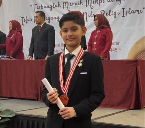 Potret King Faaz Wisuda SD, Wajah Makin Ganteng dan Disebut Makin Mirip dengan Sonny Septian