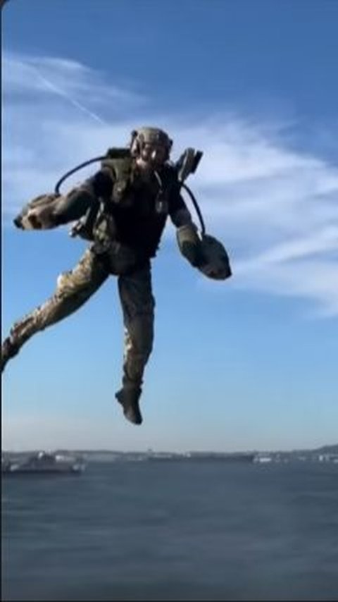 Bagaimana tidak, terlihat para tentara ini bisa terbang tanpa menggunakan pesawat. Melainkan hanya mengenakan setelan jetpack tersebut.<br>