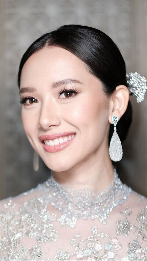 Oriental Modern, Portrait of Athina's Detail Look When Proposed by Rio Haryanto
