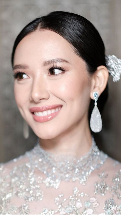 Oriental Modern, Portrait of Athina's Detail Look When Proposed by Rio Haryanto