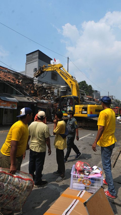 FOTO: PN Jakarta Barat Eksekusi Lahan di Mangga Besar, Rumah-Rumah Dikosongkan dan Dirobohkan