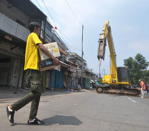 FOTO: PN Jakarta Barat Eksekusi Lahan di Mangga Besar, Rumah-Rumah Dikosongkan Paksa dan Dirobohkan