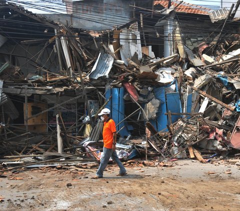 FOTO: PN Jakarta Barat Eksekusi Lahan di Mangga Besar, Rumah-Rumah Dikosongkan Paksa dan Dirobohkan