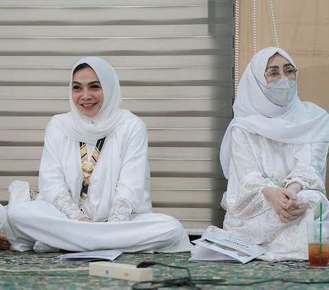 Bikin Pangling! Foto-foto Nisya Ahmad Tampil Berhijab saat Kegiatan Manasik Haji, Akan Menunaikan Haji Furoda Bersama Keluarga Besar