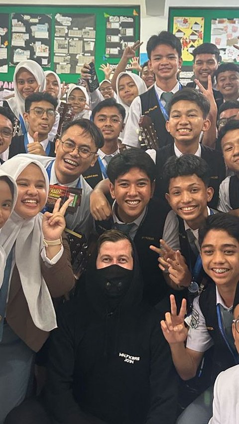 Alan Walker Kunjungi Guru dan Siswa Al-Azhar Medan yang Viral