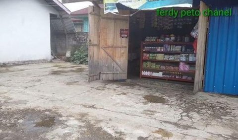 Rumah tersebut dikelilingi oleh suasana pedesaan yang asri. Di sebelah rumah, terdapat sebuah toko kelontong atau sembako yang dikelola oleh keluarganya.