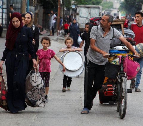 FOTO: Ribuan Warga Gaza Berbondong-bondong Tinggalkan Rafah Pascaserangan Biadab Israel